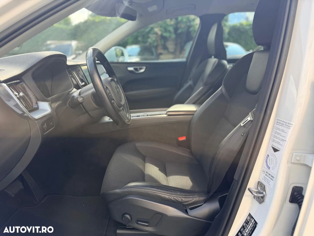 Volvo XC 60 B4 MHEV AT8 AWD Momentum Pro - 11
