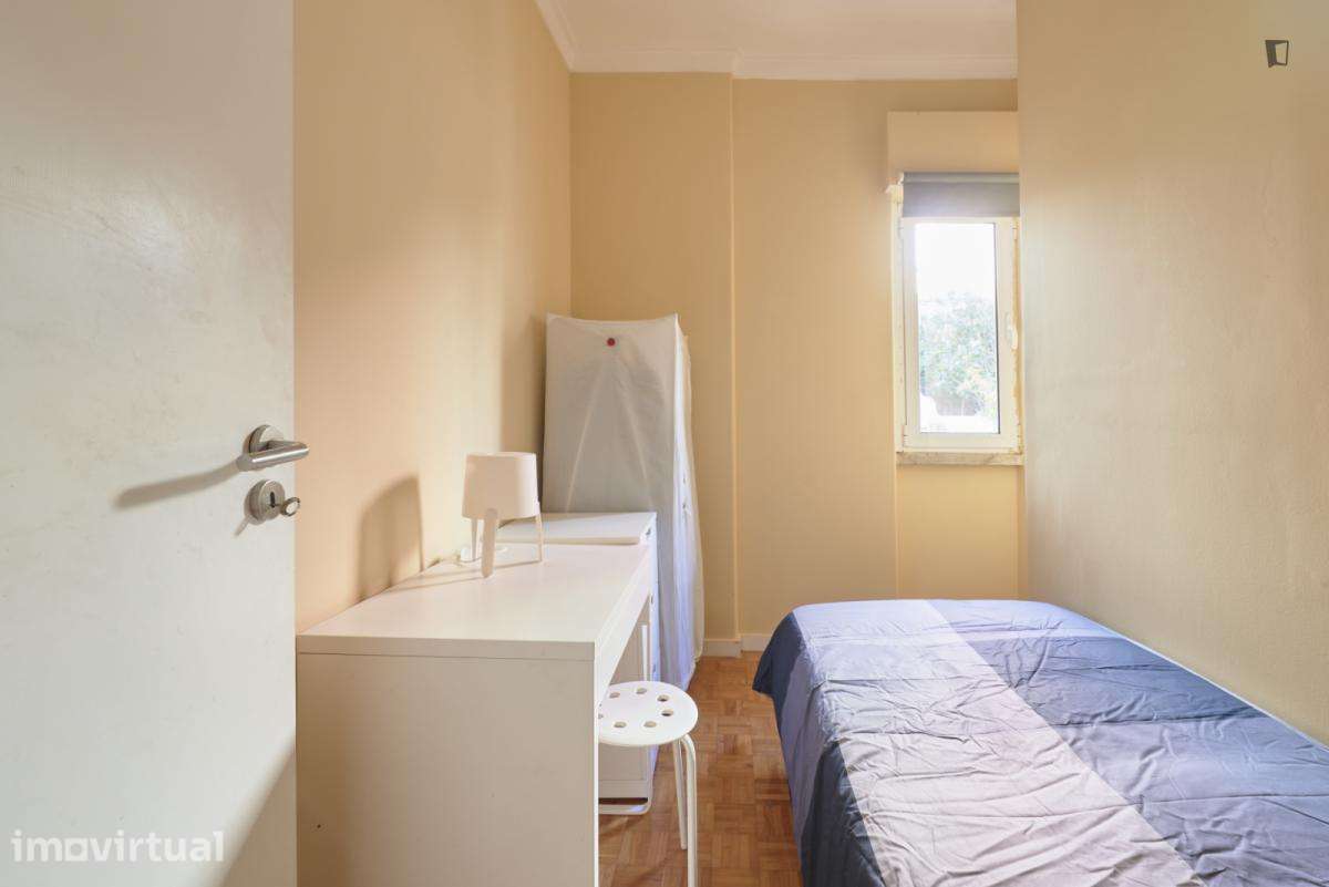 Quarto - localizado em Benfica Lisbon - Grande imagem: 2/14