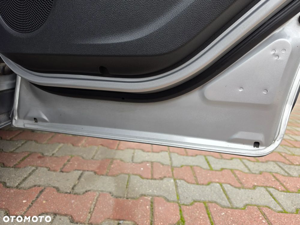 Ford Kuga 2.0 TDCi 2x4 Titanium - 28