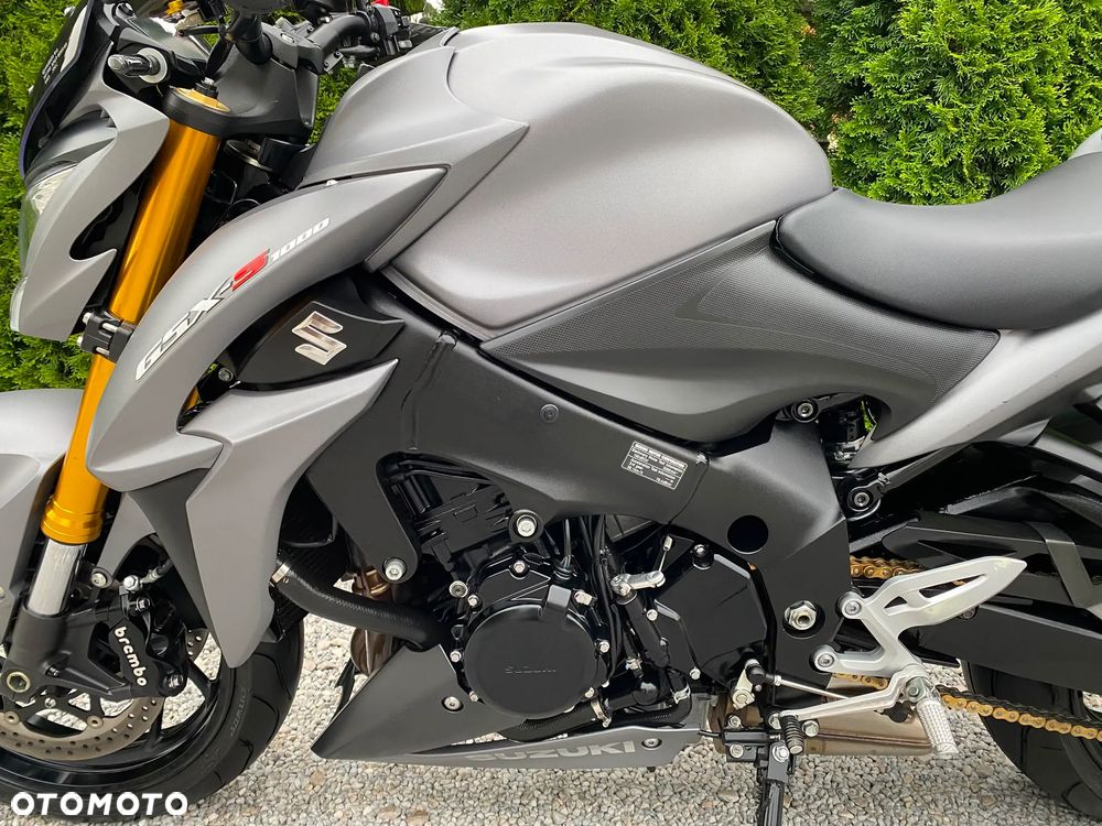 Suzuki GSX - 24