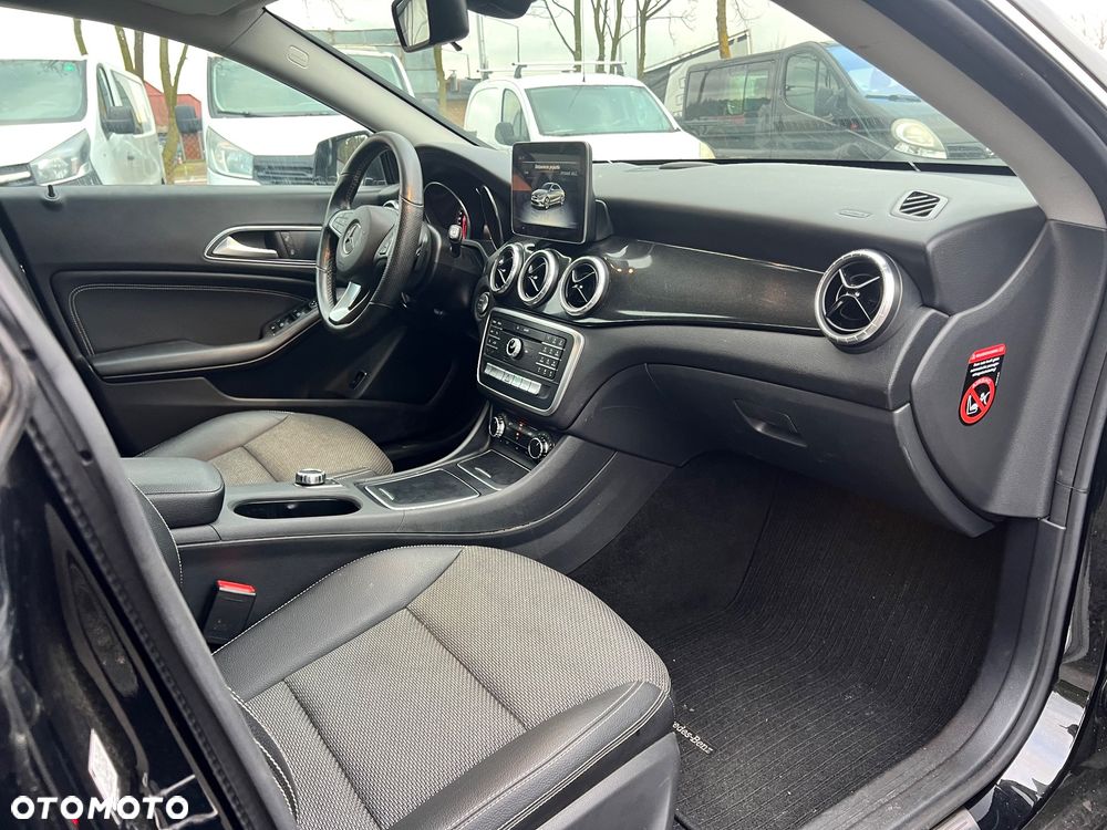 Mercedes-Benz CLA 200 7G-DCT UrbanStyle Edition - 10