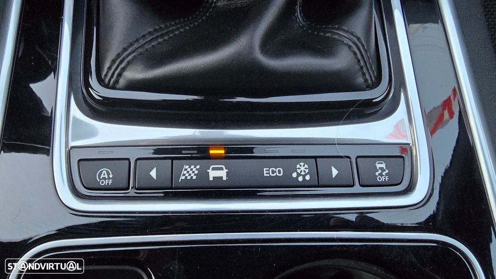 Jaguar XE 2.0 D R-Sport - 36