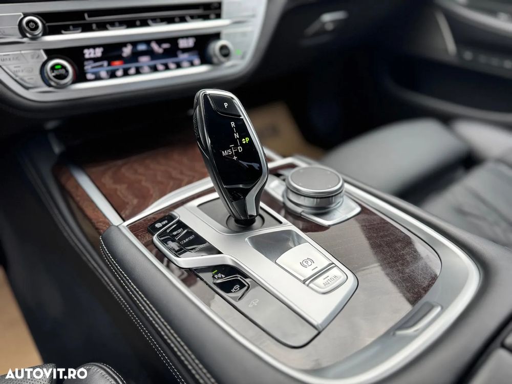 BMW Seria 7 730d xDrive MHEV - 36