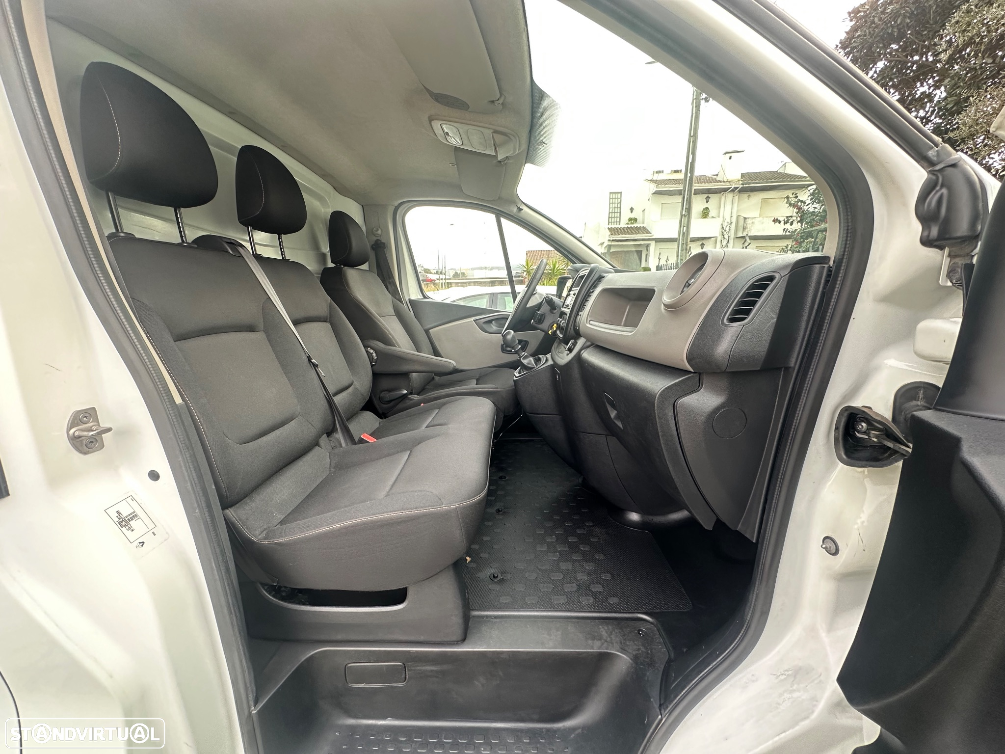 Renault Trafic L2H1 Longa Nacional - 6