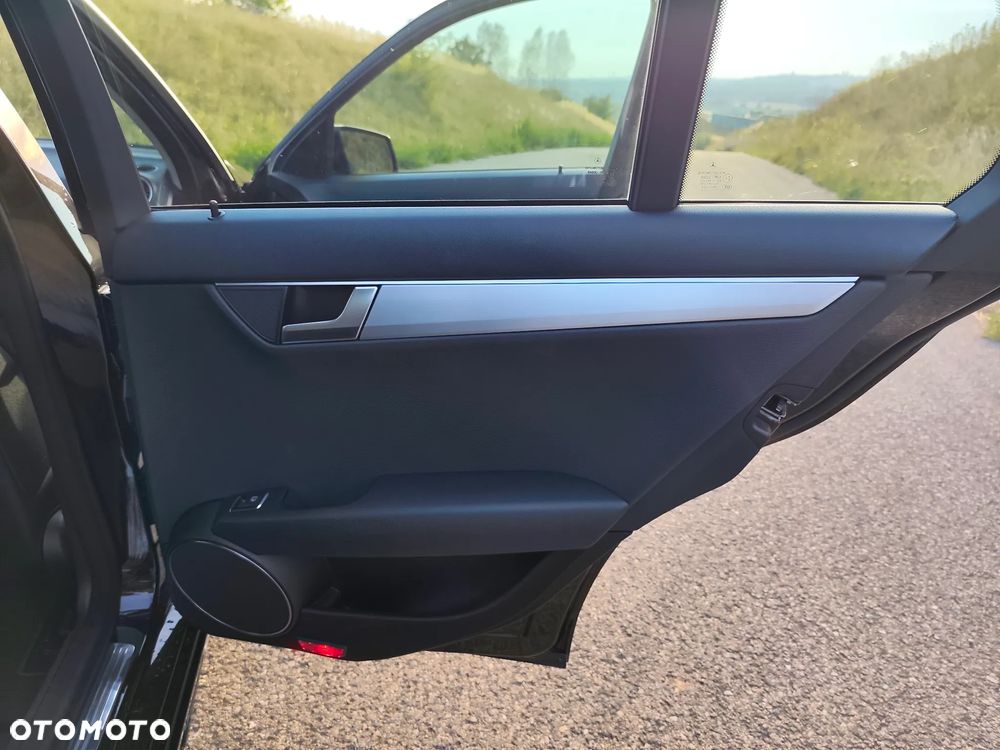Mercedes-Benz Klasa C 180 CGI BlueEff Avantgarde - 30