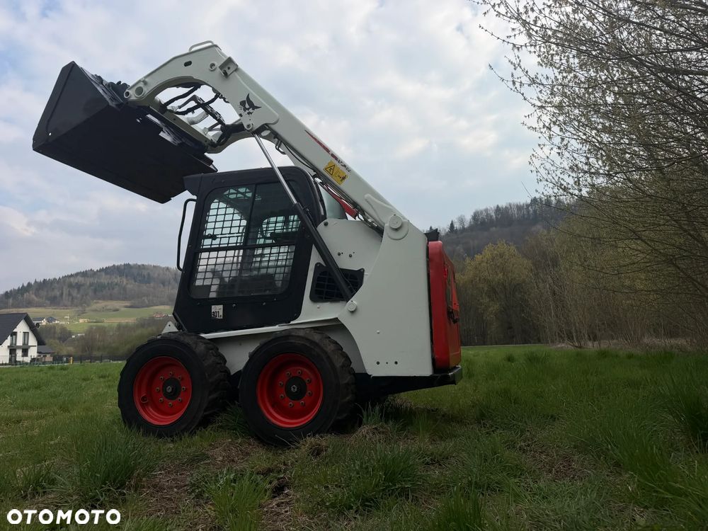 Bobcat S450 ładowarka 4x4 wózek terenowy. Łyżka. Pełne sterowanie z dżojstika jazda i praca. Aktualne serwisy DEKRA 2026r. Dokumentacja Pełna. Silnik Kubota 4cyl 55km. Maszyna Jak Nowa z Salonu! Pochodzi z Norweskiego Gospodarstwa! 2019 rok 1880 mtg! Zero luzów i wycieków. Bardzo mocna i wydajna maszyna o małych gabarytach! Idealna do stajni oraz Budownictwa. OKAZJA TANIO 3 wyjścia Hydrauliczne pod urządzenia!! - 2
