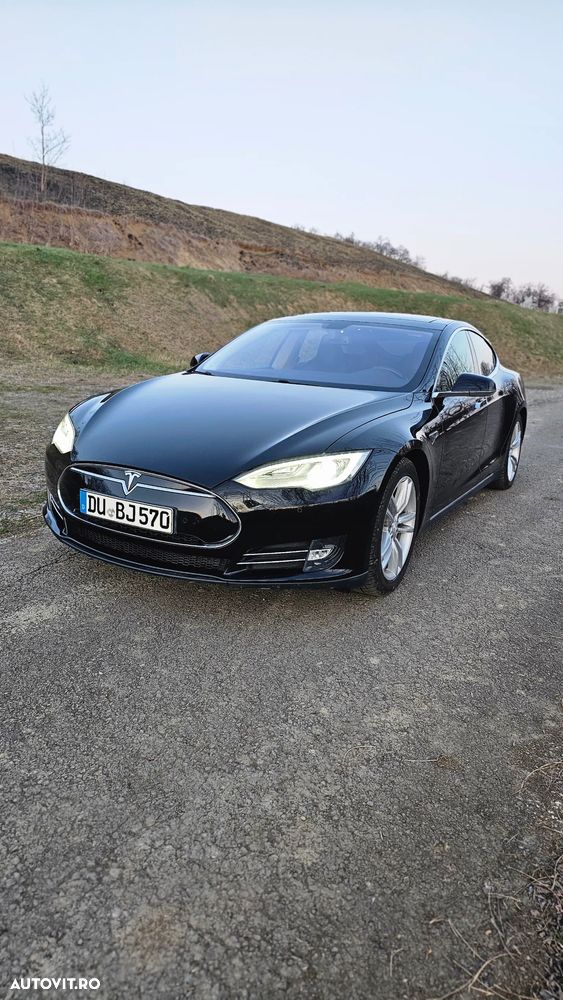 Tesla Model S - 6