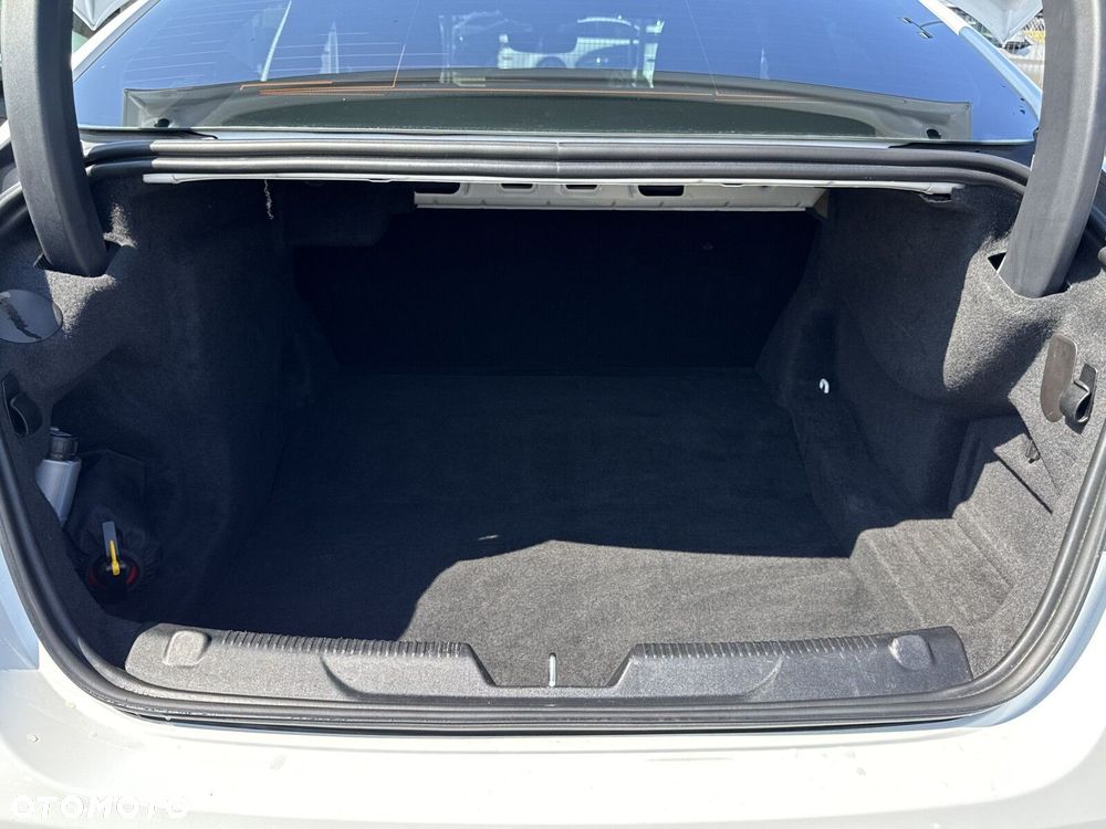 Jaguar XE - 19
