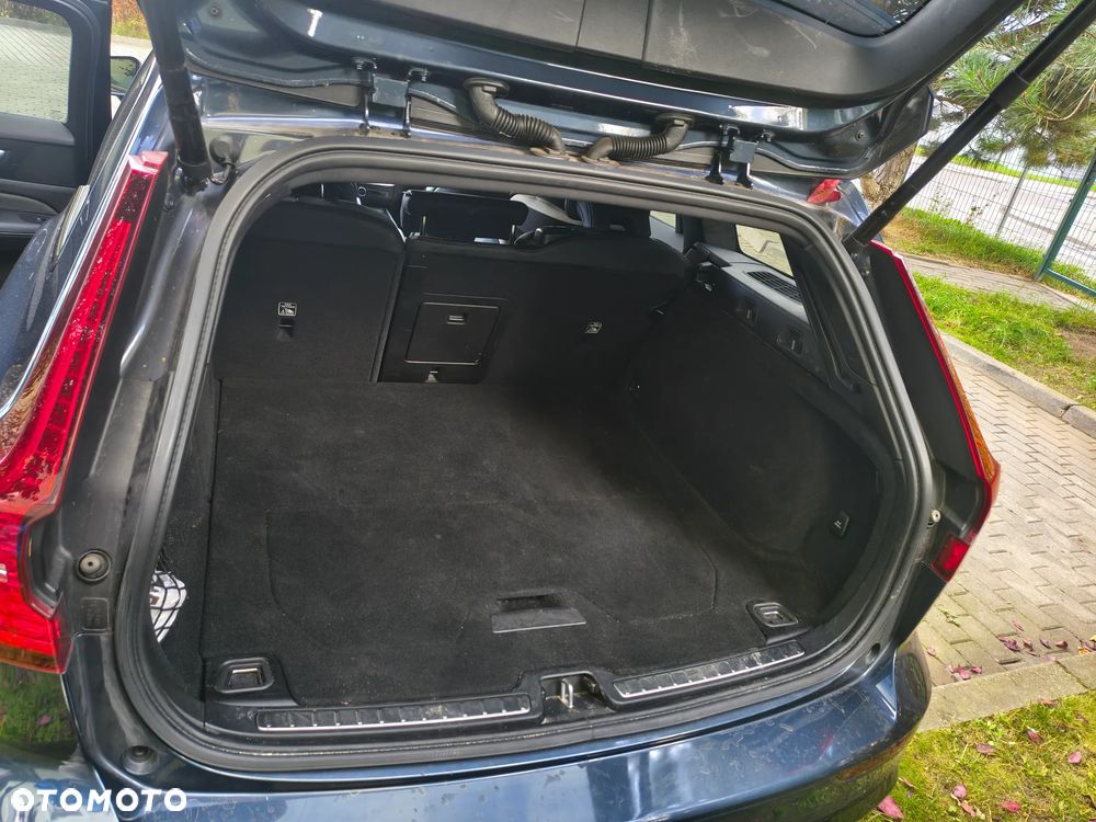 Volvo V60 2023 photo 2