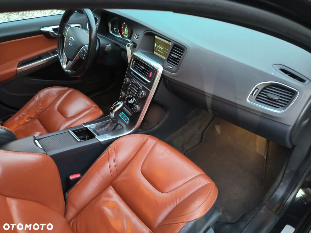 Volvo V60 D6 AWD Plug-in Hybrid R-Design Momentum - 18