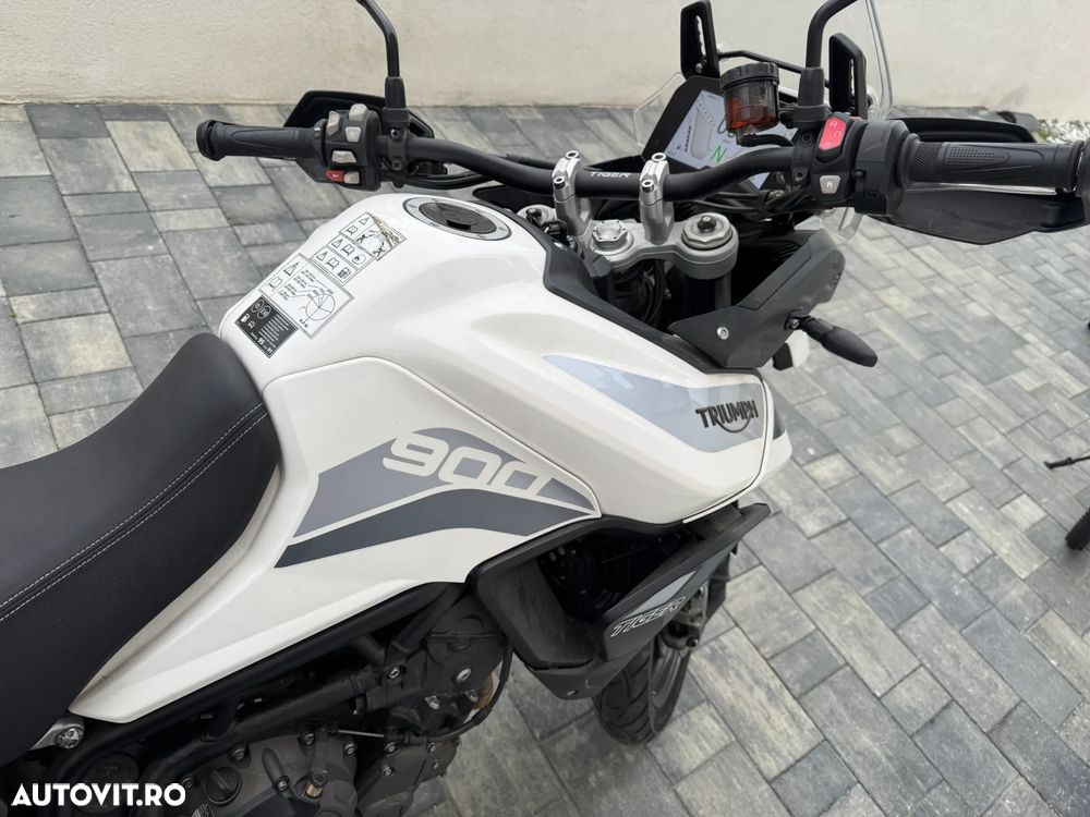 Triumph Tiger 900 - 8