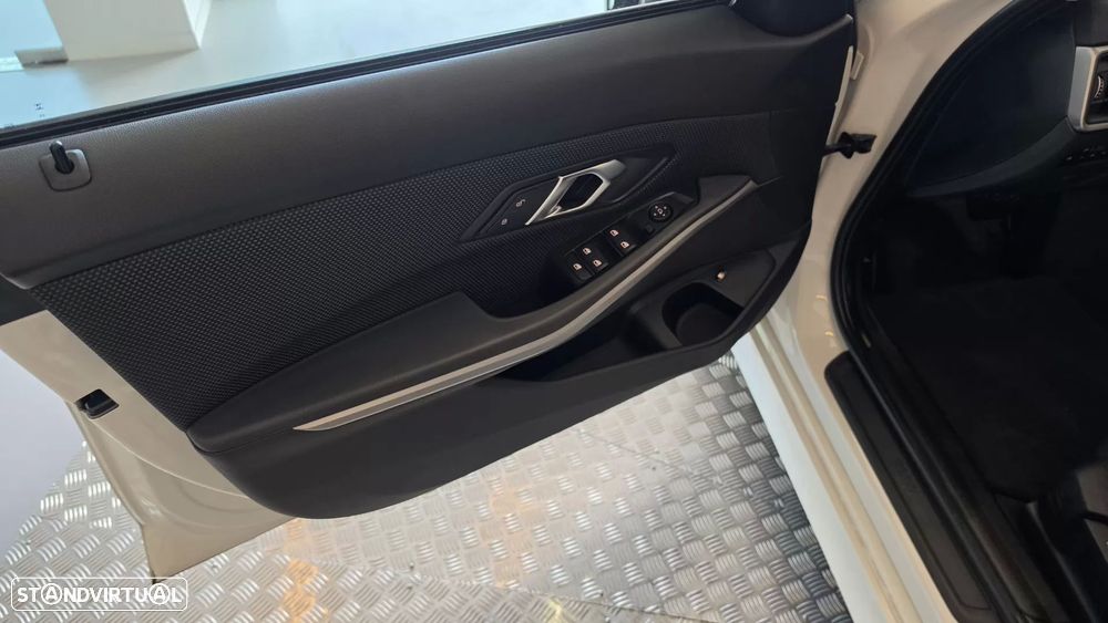 BMW 330 e Line Sport Auto - 37