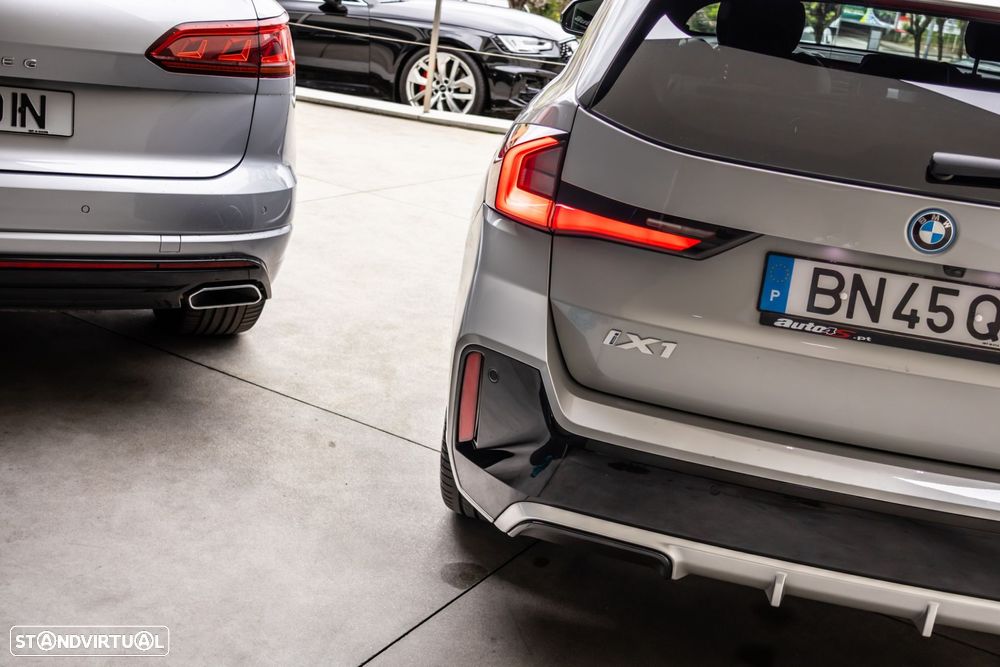 BMW iX1 eDrive20 Pack Desportivo M - 8