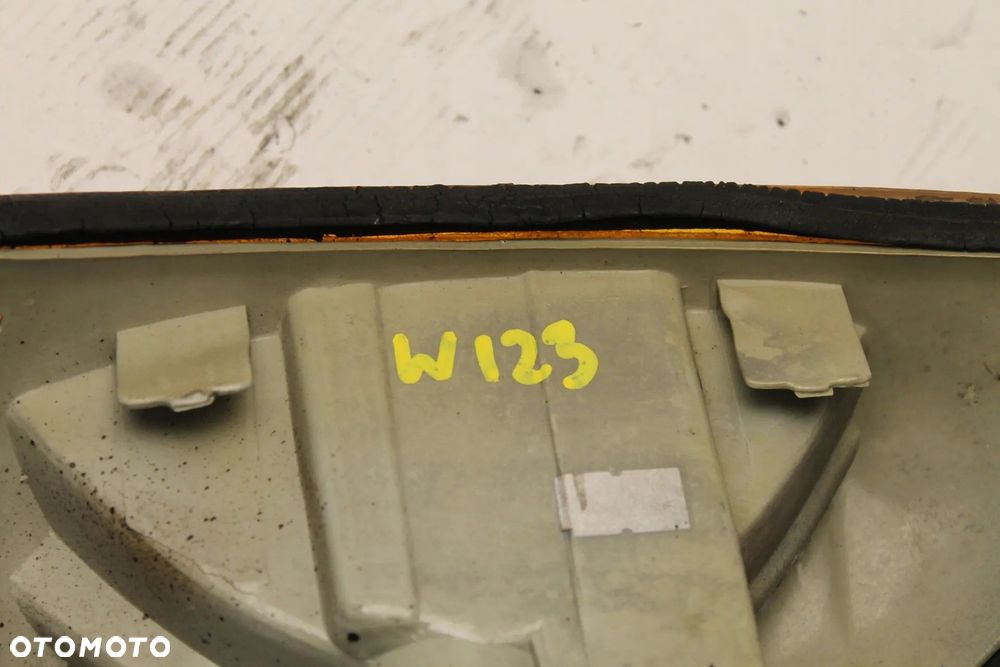 KIERUNKOWSKAZ PRAWY PRZÓD MERCEDES W123 - 3