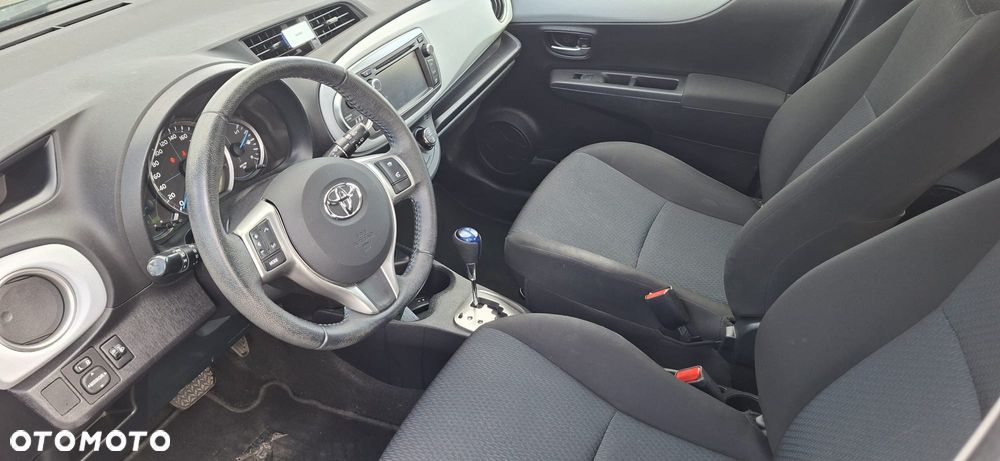 Toyota Yaris Hybrid 100 Dynamic - 10