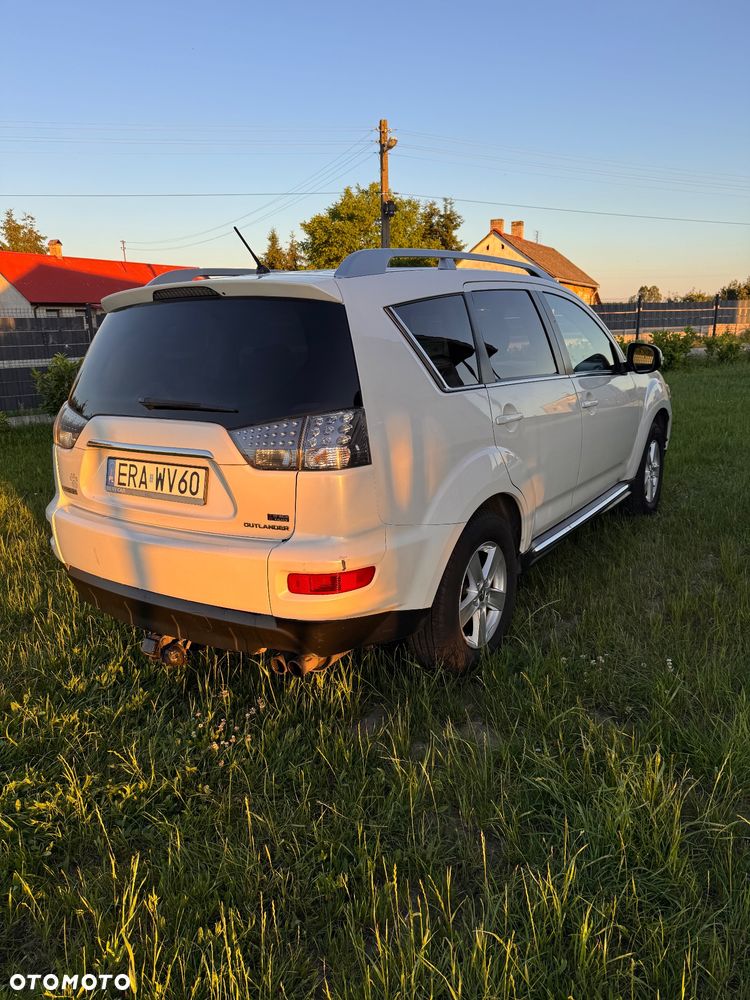 Mitsubishi Outlander - 2