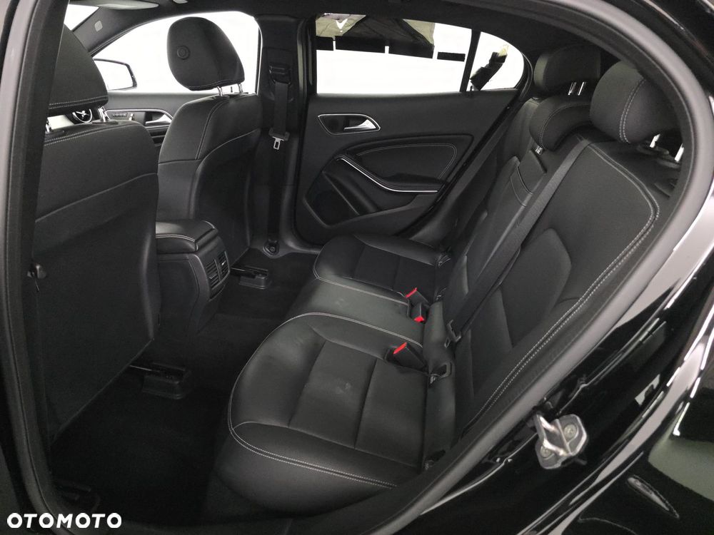 Mercedes-Benz GLA 250 4Matic 7G-DCT - 13
