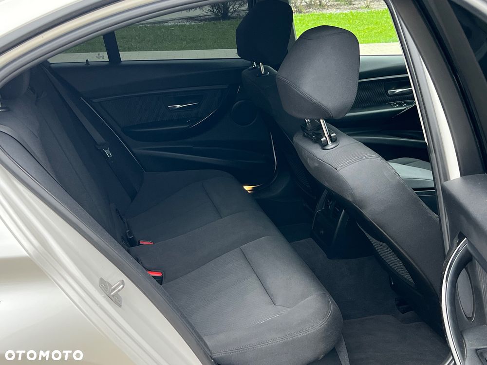 BMW Seria 3 318i - 13