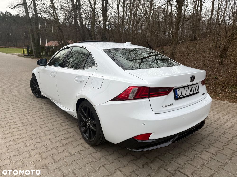 Lexus IS 300h F Sport - 9