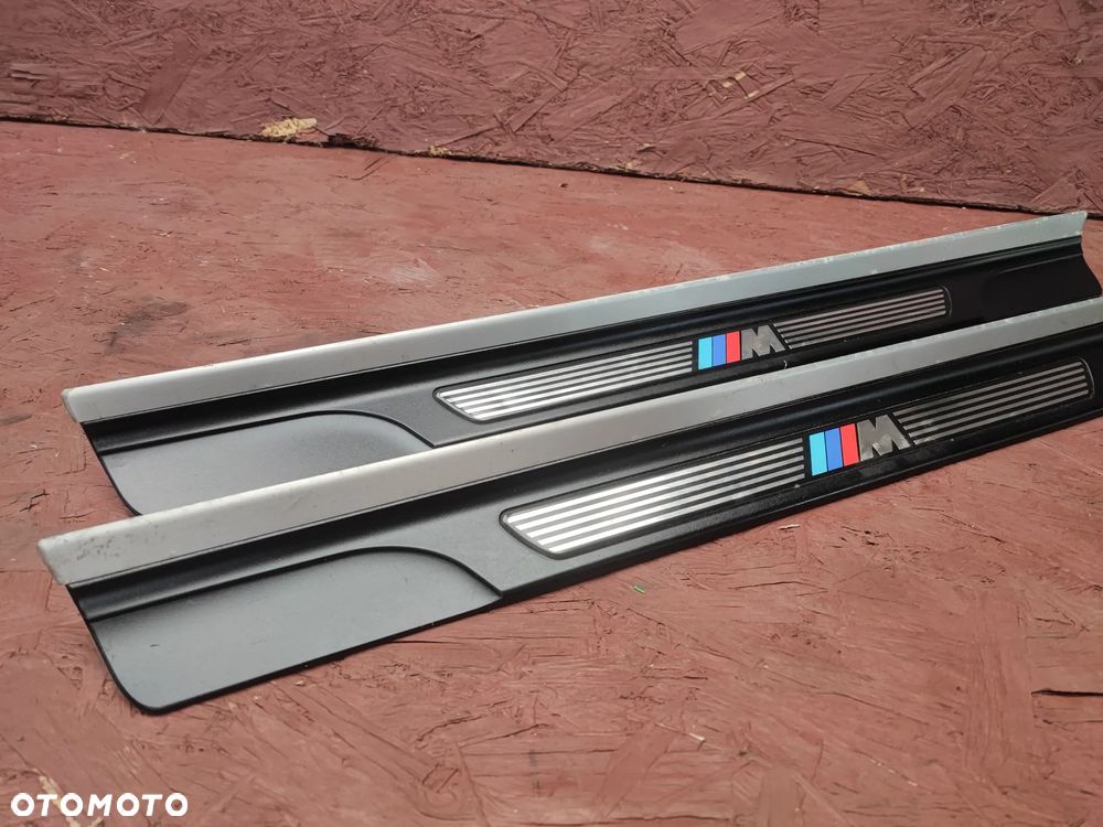 BMW E46 COUPE / CABRIO ORYGINALNE LISTWY OZDOBNE PORGÓW LEWA / PRAWA M-PAKIET W DOBRYM STANIE O NR. 51 47 7 891 929 / 51 47 7 891 930 OEM - 1