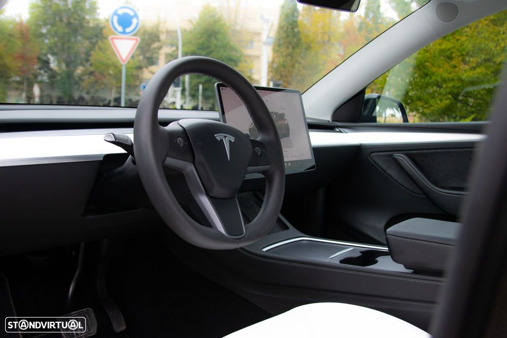Tesla Model Y Long Range Dual Motor AWD - 26