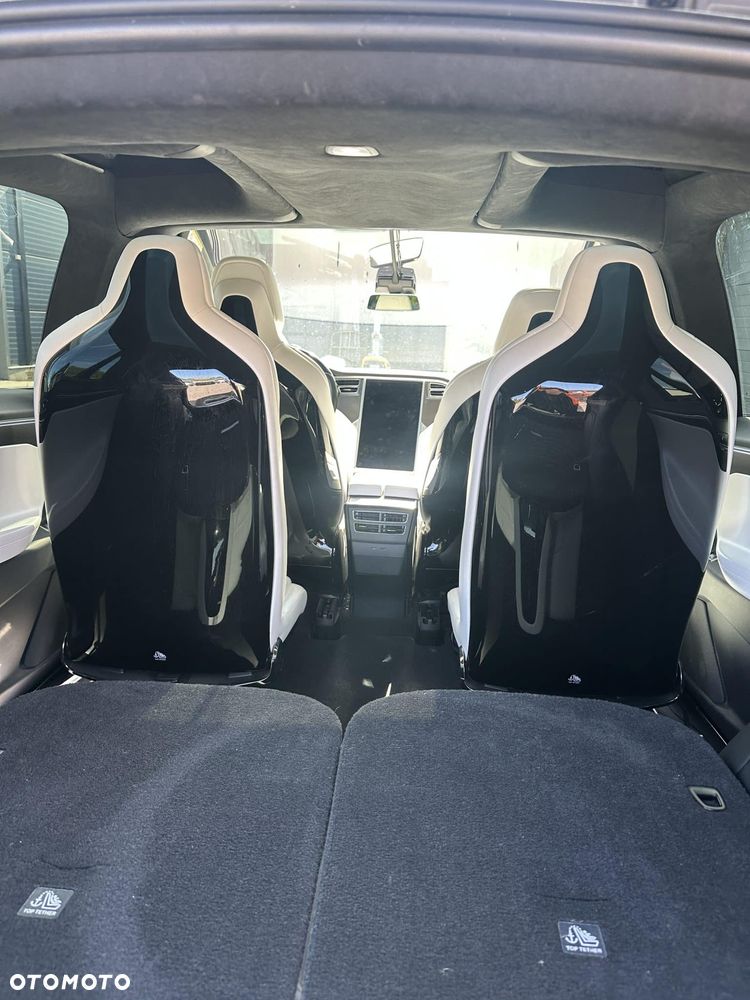 Tesla Model X - 21