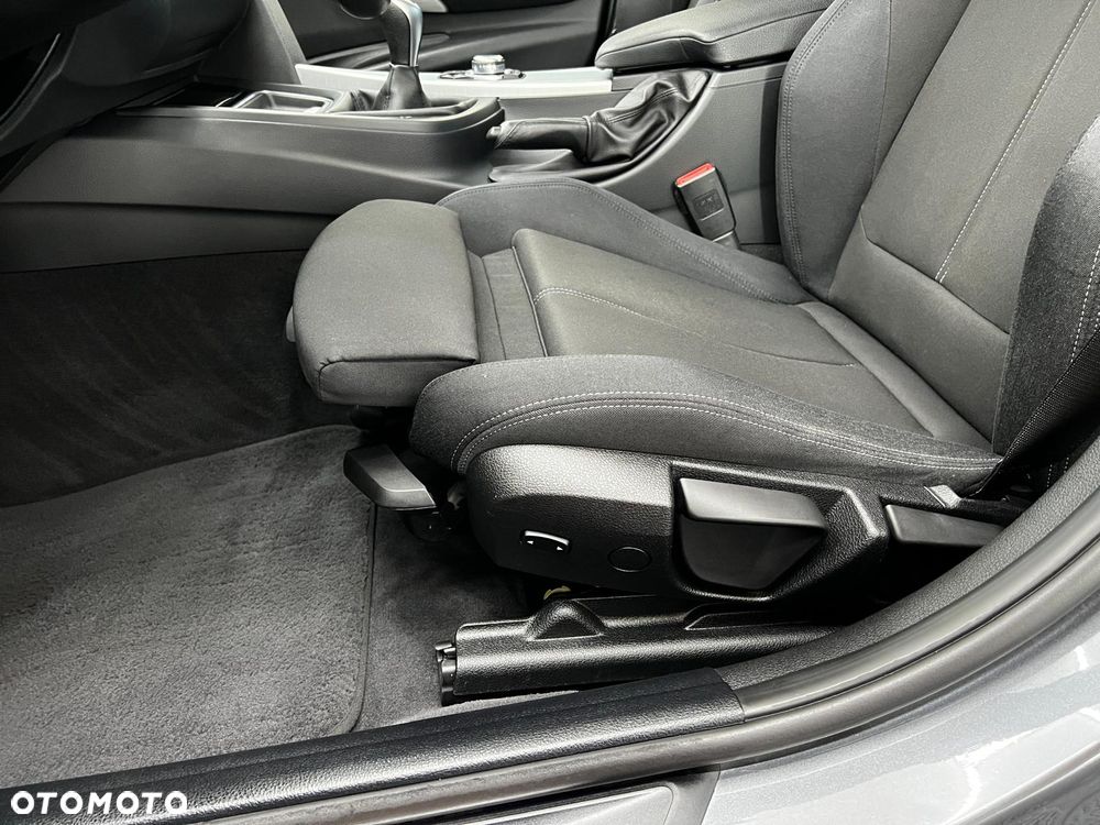 BMW Seria 3 318d DPF Edition Sport - 37