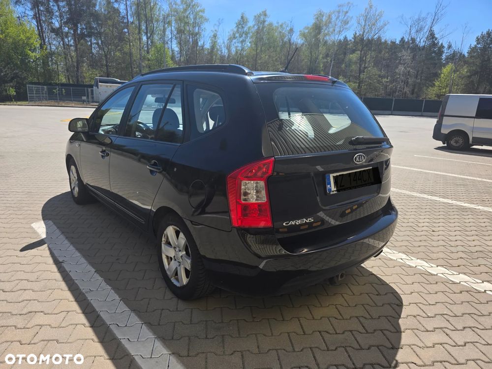 Kia Carens - 4