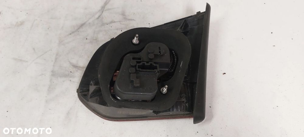 . LAMPA PRAWA W KLAPE VOLKSWAGEN GOLF 6 HB - 2