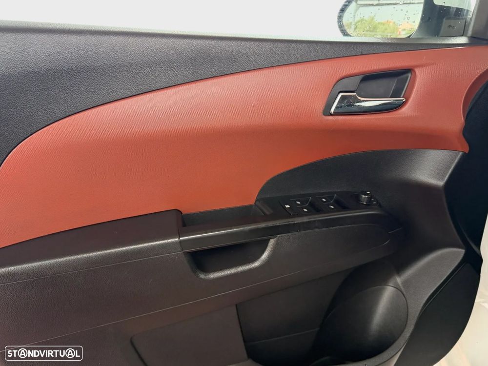 Chevrolet Aveo 1.3 VCDi LTZ - 12