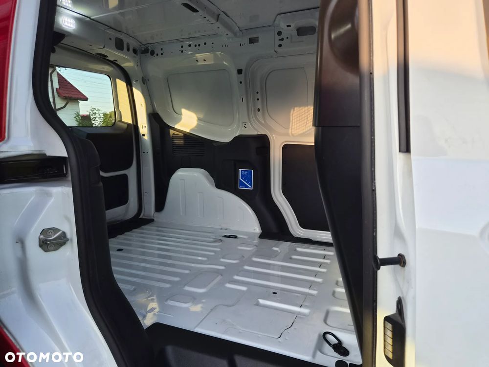 Ford Transit Courier - 13