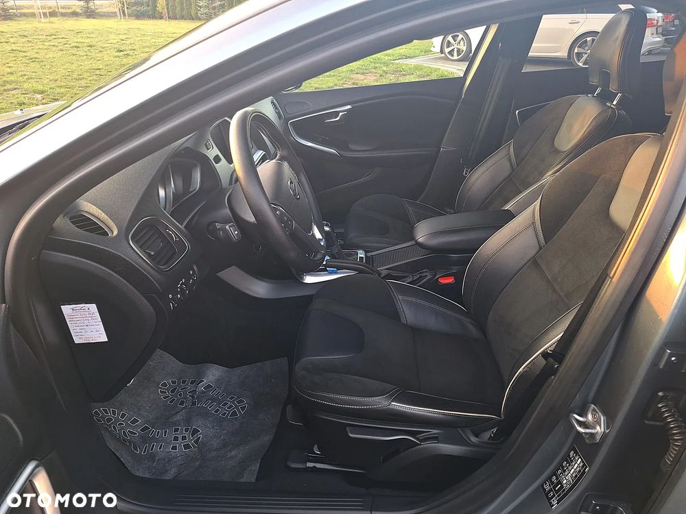 Volvo V40 D4 Momentum - 16