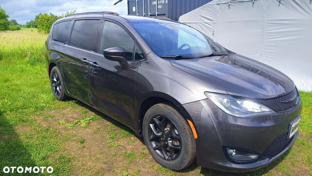 Chrysler Pacifica - 12