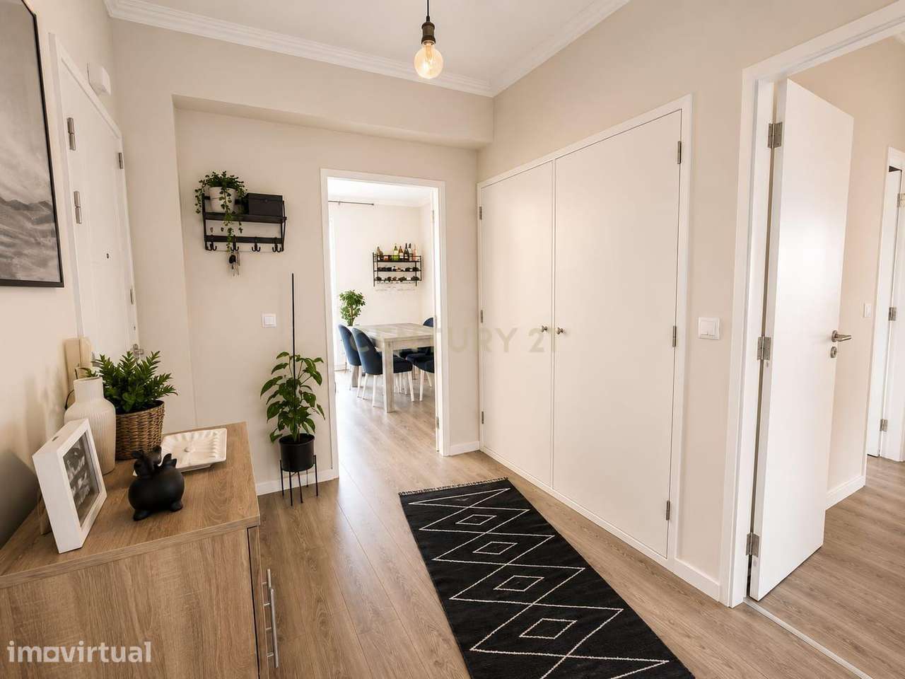 T3 Mobilado com 101,6 m² | Suite | Varandas | Internet e TV incluídos - Grande imagem: 3/14