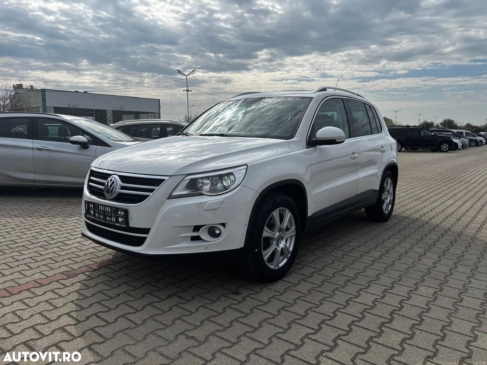Volkswagen Tiguan - 1