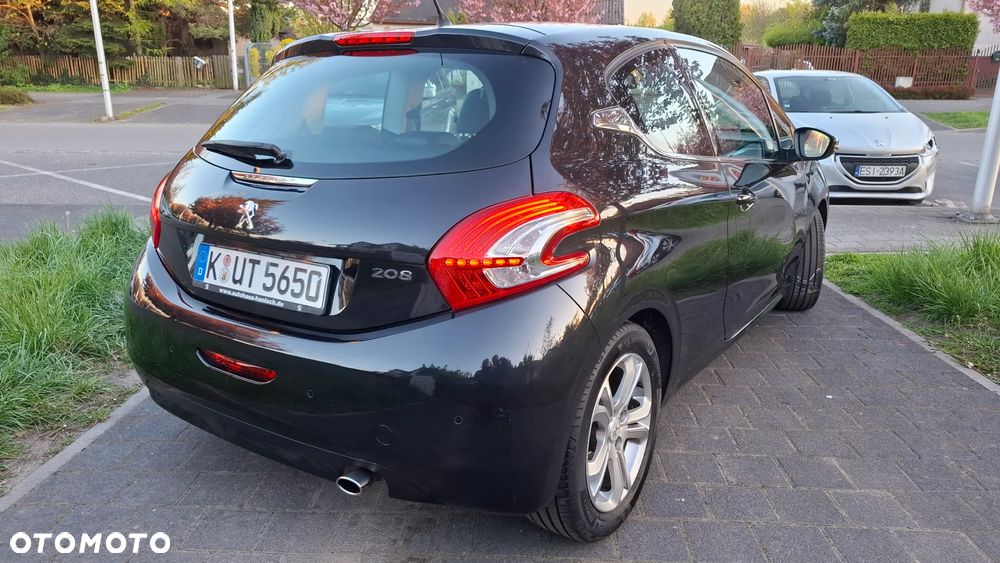 Peugeot 208 - 8