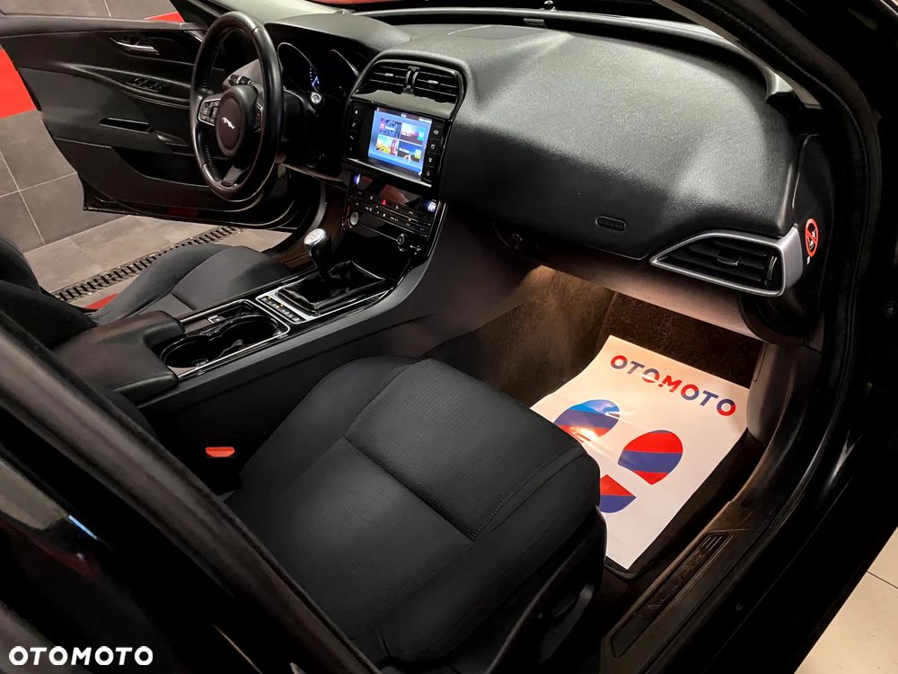 Jaguar XE 2.0 D Prestige - 11