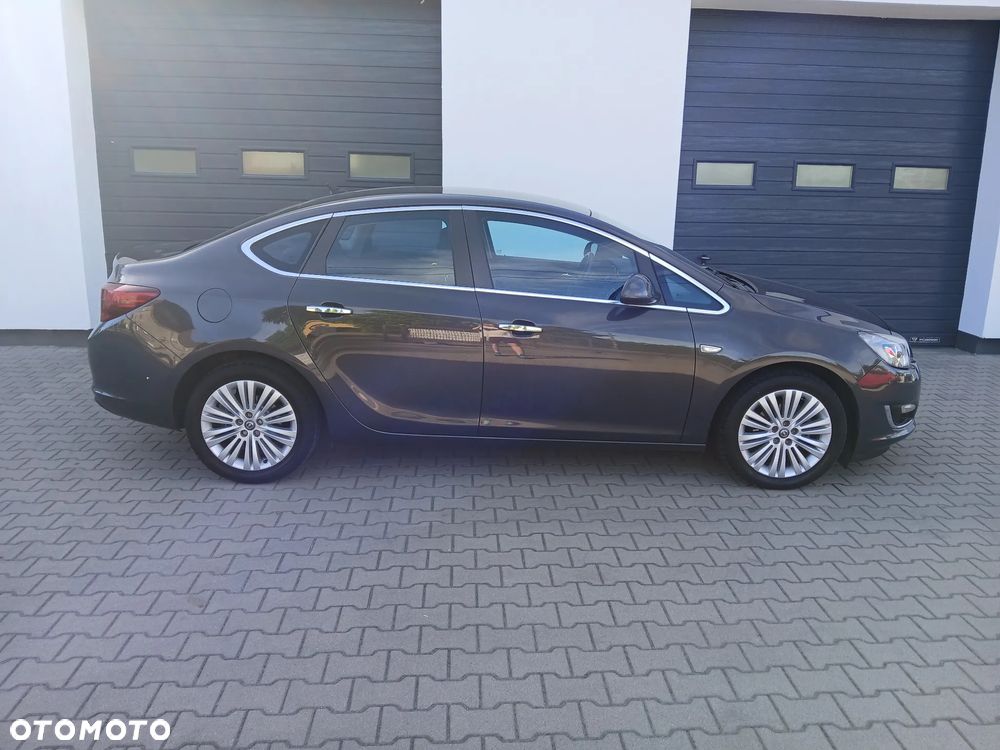 Opel Astra 1.4 T Executive EU6 - 11
