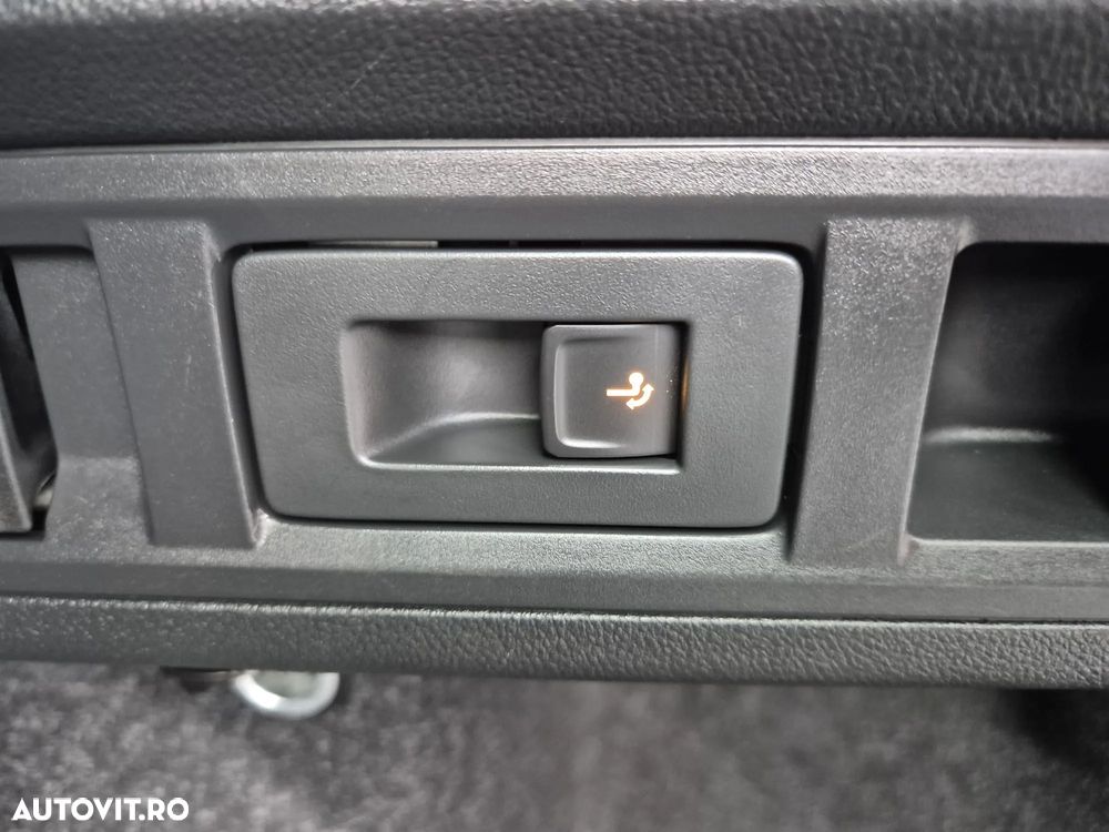 Skoda Octavia Combi 2.0 TDI DSG 4X4 Scout - 30