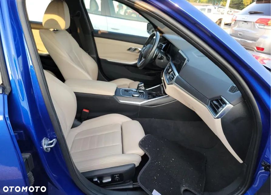 BMW Seria 3 330i xDrive M Sport - 10