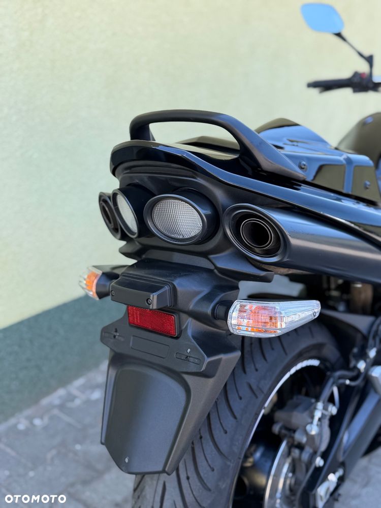 Suzuki GSR - 13