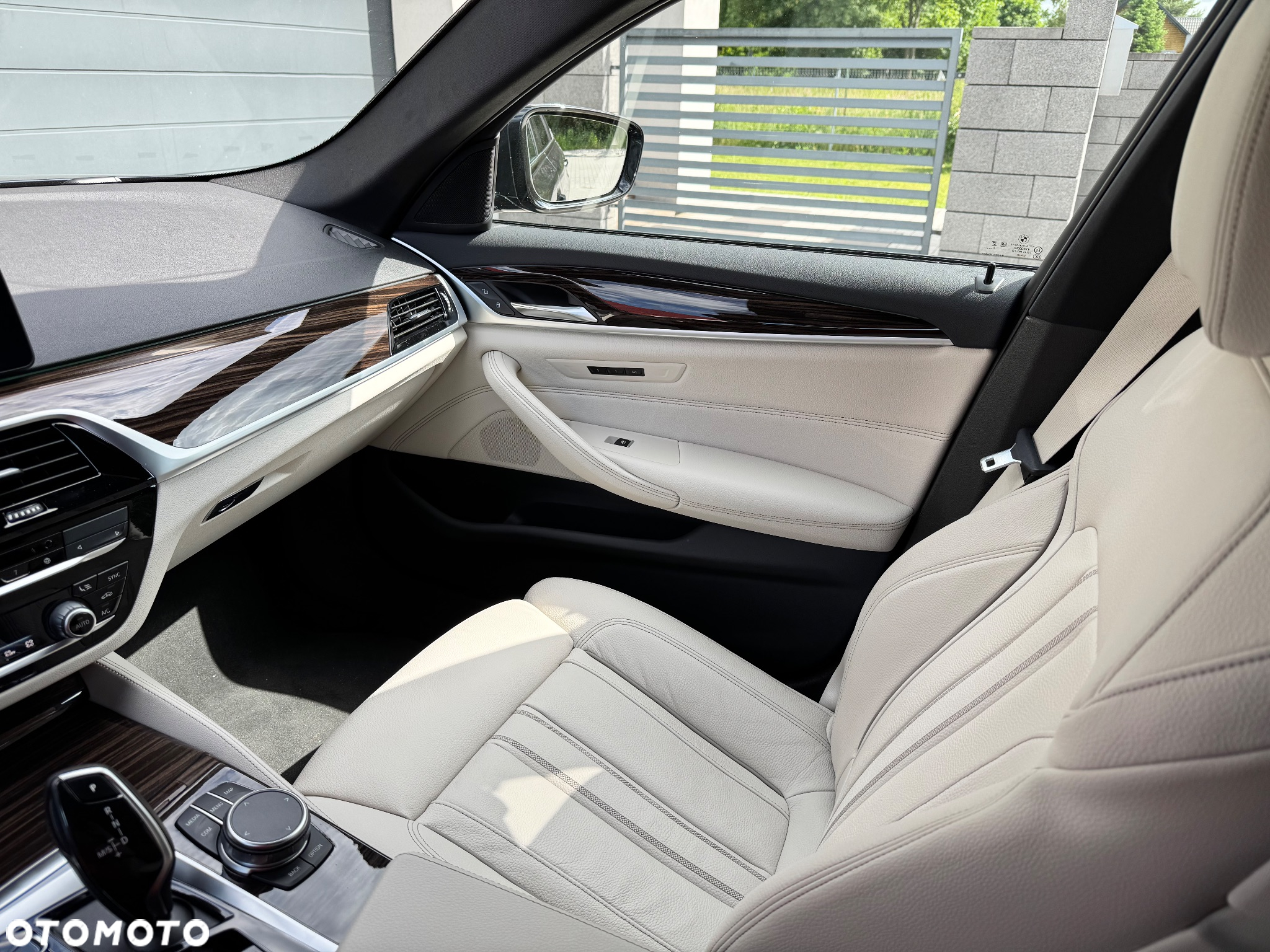 BMW Seria 5 520d xDrive Touring M Sport Edition - 9