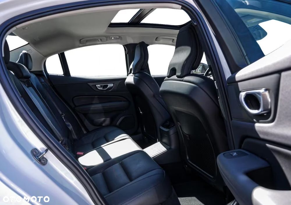 Volvo S60 T8 Recharge AWD Ultimate Dark - 4