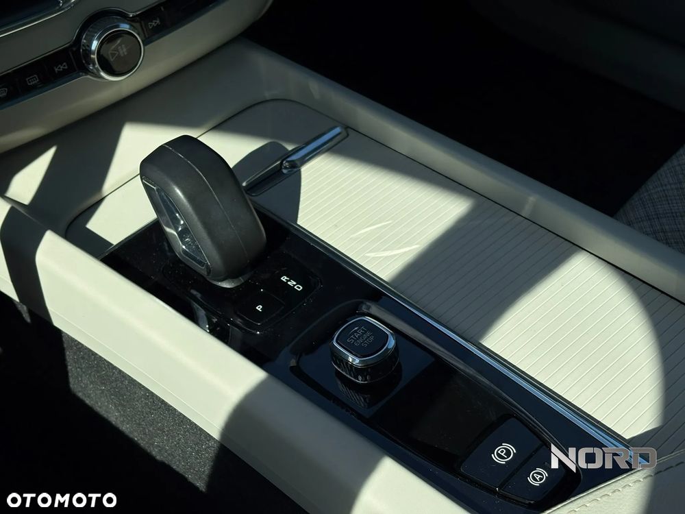 Volvo XC 60 T6 Plug-In Hybrid AWD Core - 21