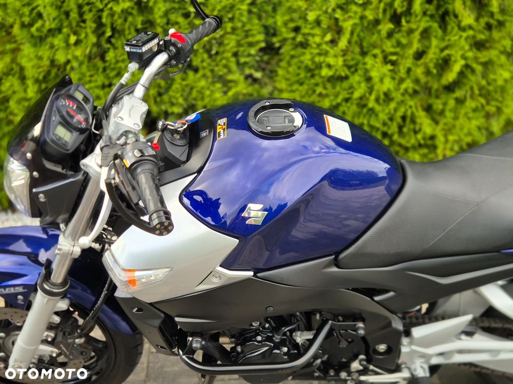 Suzuki GSR - 19