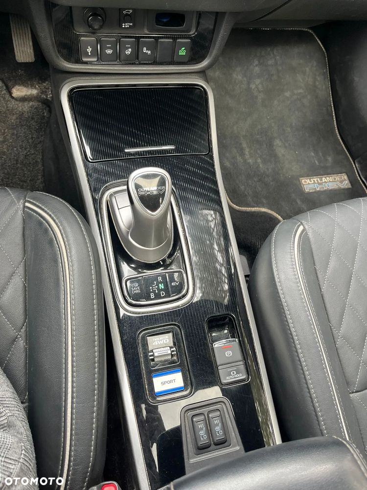 Mitsubishi Outlander Intense + - 12