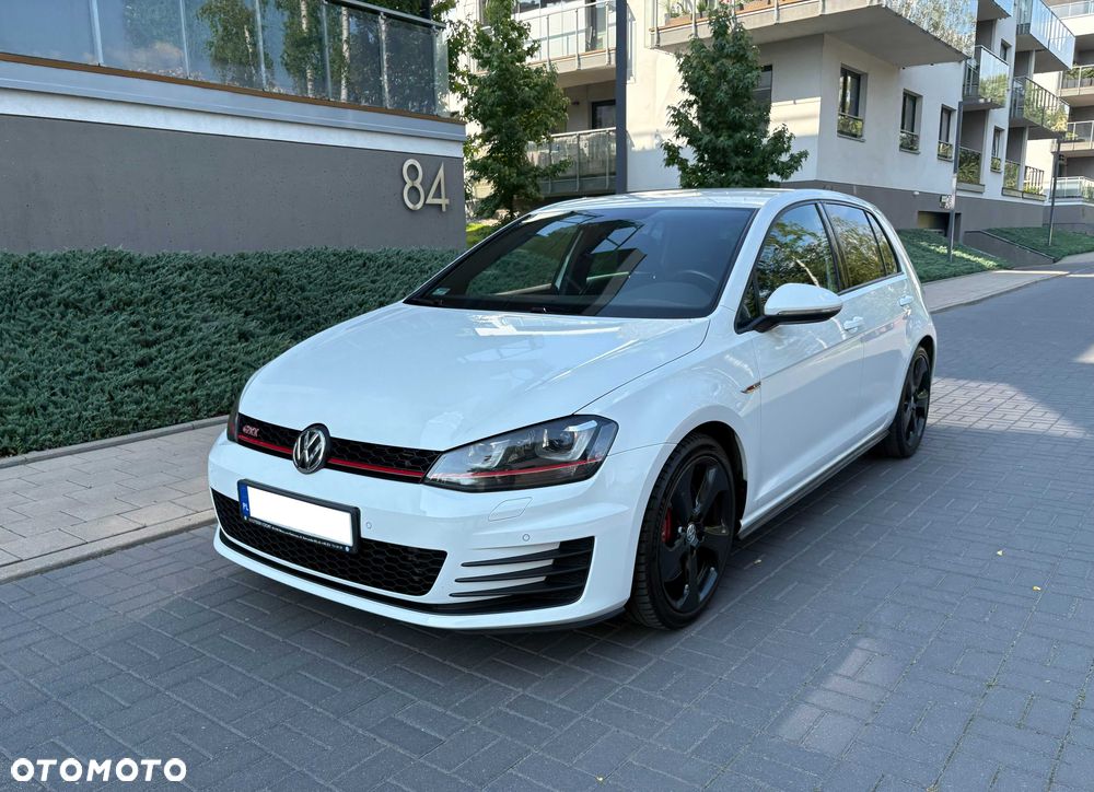 Volkswagen Golf - 1