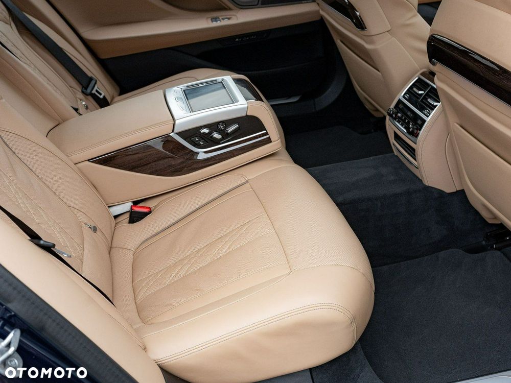 BMW Seria 7 - 32