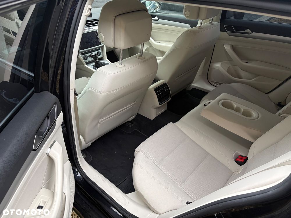 Volkswagen Passat 2.0 TDI SCR Comfortline - 10