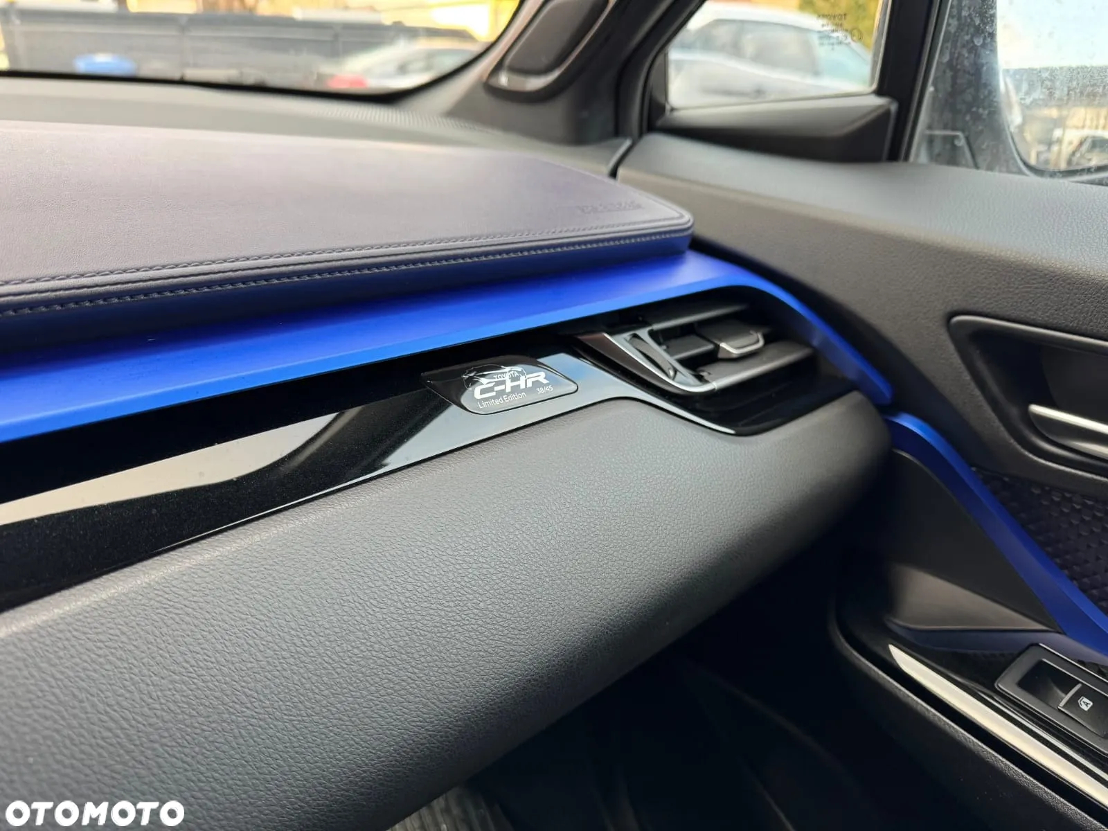 Toyota C-HR 1.8 Hybrid Neon Lime powered by JBL - 11